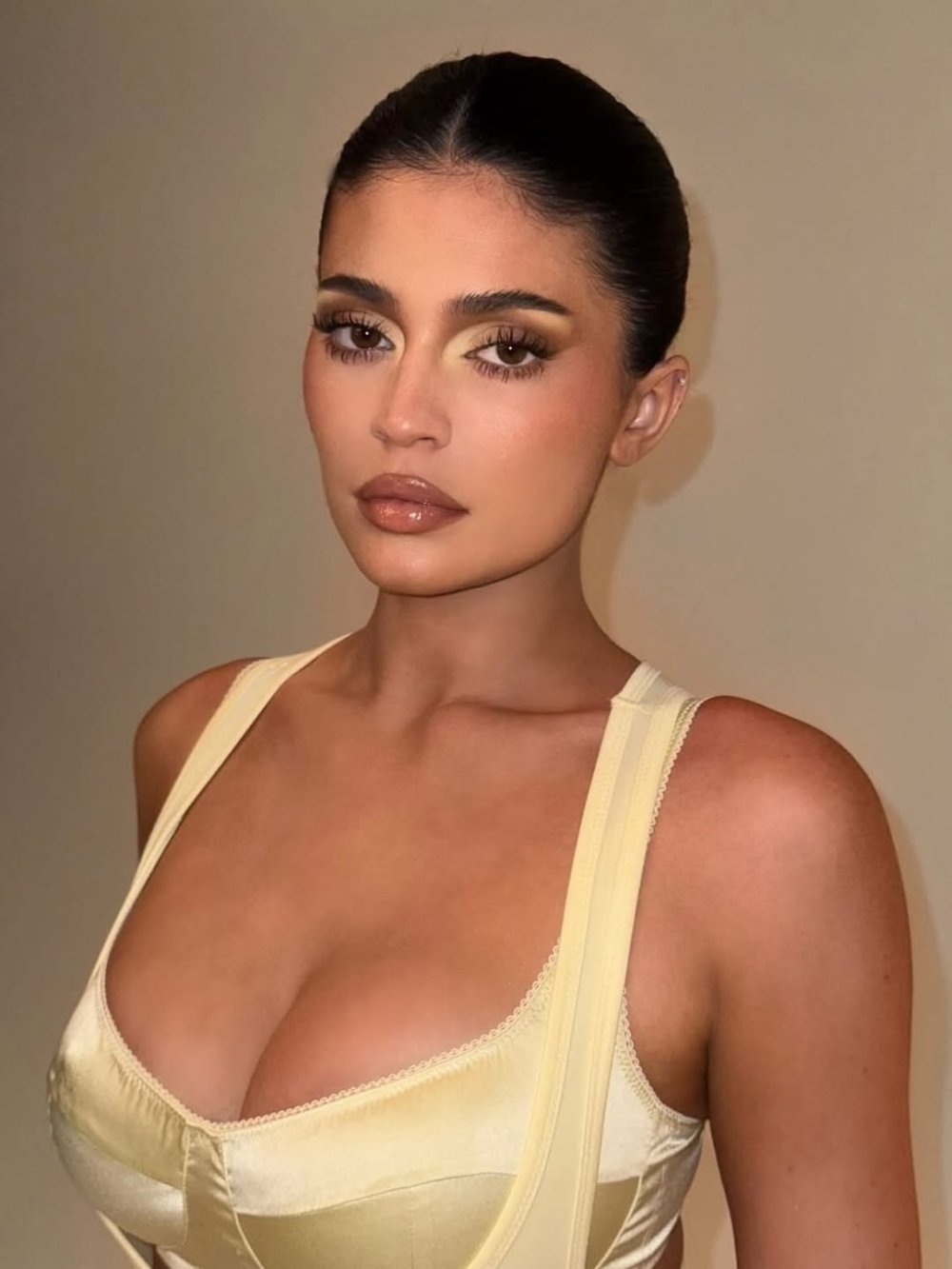this glam 😍💛.#kyliejenner #kyliecosmetics #kyliekristenjenner #kylielipkit #kuwtk #explore -1.jpg