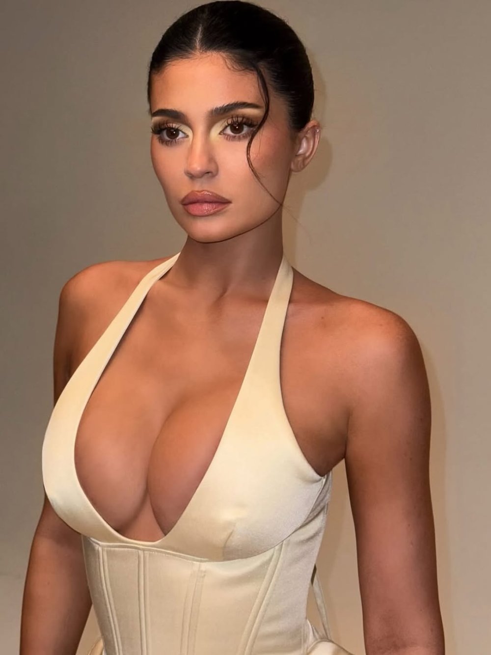 this glam 😍💛.#kyliejenner #kyliecosmetics #kyliekristenjenner #kylielipkit #kuwtk #explore .jpg