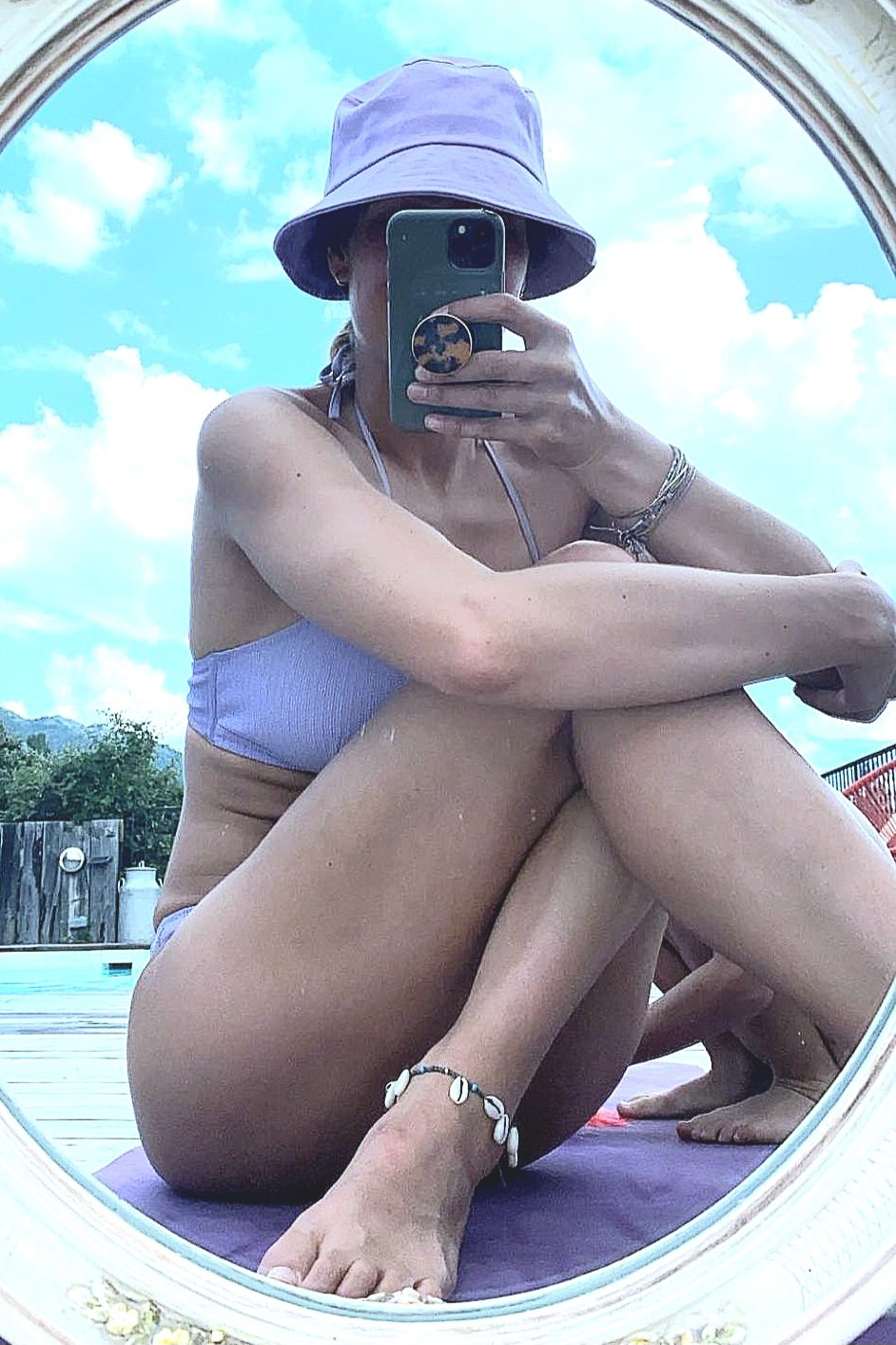 Laury-Thilleman-Feet-5903898.jpg