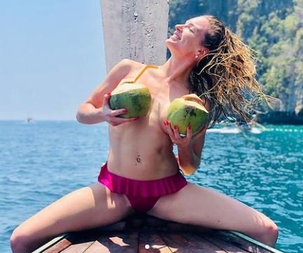 Fiona Deshayes Sexy 11.JPG