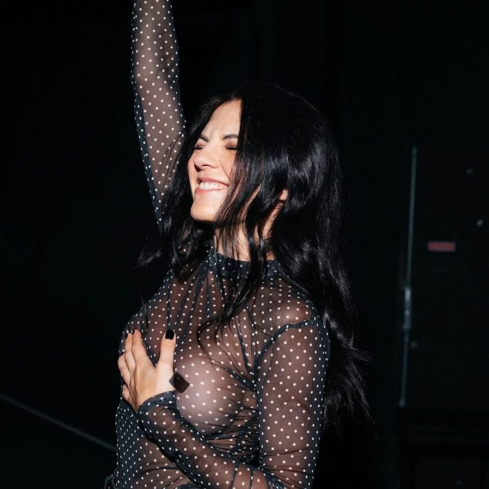 @elenanagapetyan_ lors d’un shooting photo fait par @vera.parisphoto ! ☀️DÉFINITIVEMENT JAMAIS...jpg