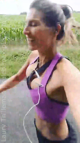 Laurie_Thilleman_slow_motion_running_gros_seins_sexy.gif
