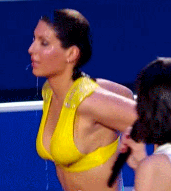 Laurie_Thilleman_sort_de_l_eau_super_bonne_dans_splash_gros_seins_sexy.gif