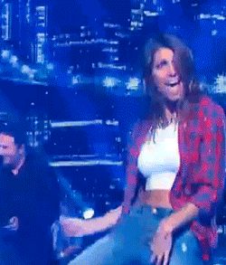 Laury_Thilleman_Vtep_sexy_gros_seins_danse_1.gif