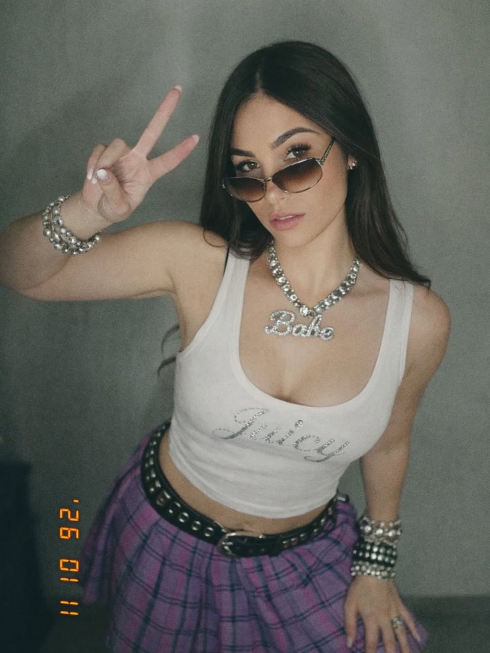 2000s vibes ✨ - Ma mère se cache dans toutes mes photos Commente « 🩷 » si tu l’as trouvée ! #i...jpg