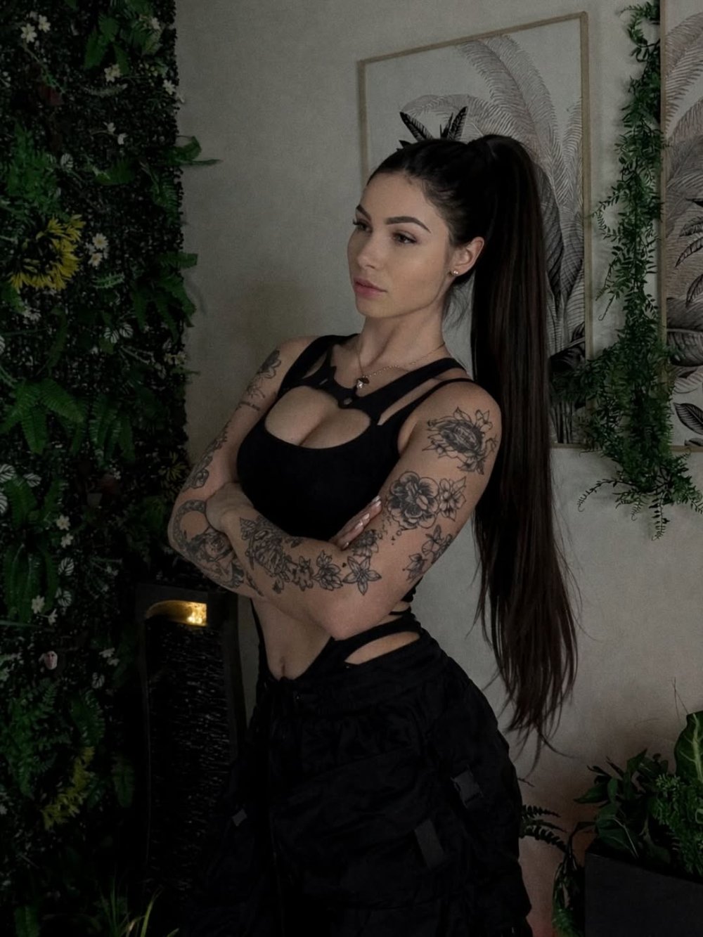 Unposted ❌ - Ma mère se cache dans toutes mes photos Commente « 👍 » si tu l’as trouvée ! #inst...jpg