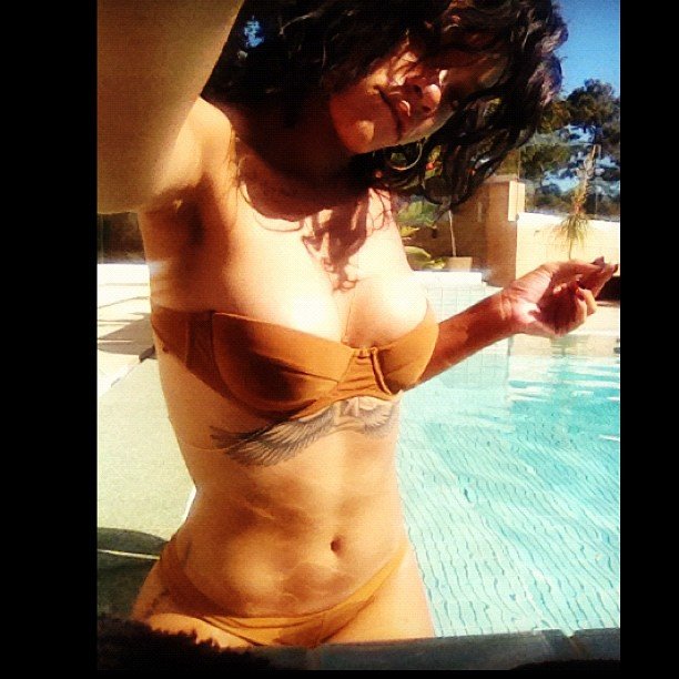 159002-rihanna-en-mode-bikini-sur-twitter-orig-4.jpg