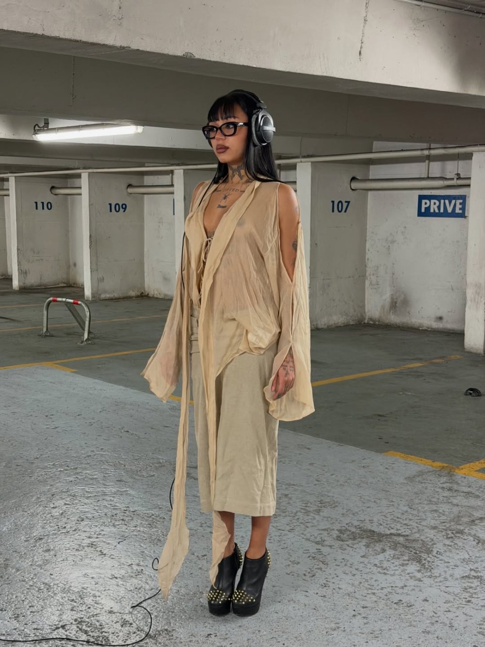 185cm on my heels perfect outfit rented at @rent.extended 💓 (prêt).jpg