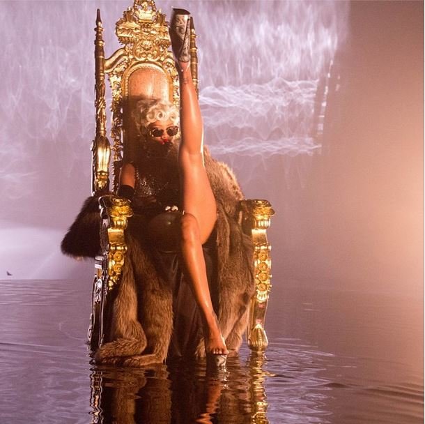 248257-rihanna-sexy-sur-les-photos-de-orig-1.jpg