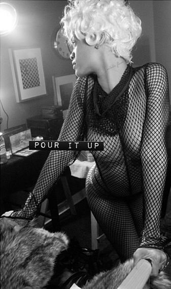 248251-rihanna-sexy-sur-les-photos-de-orig-1.jpg