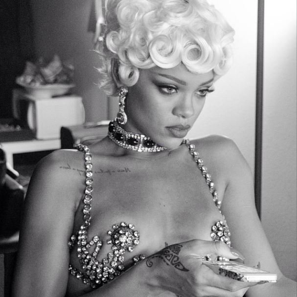 248261-rihanna-sexy-sur-les-photos-de-orig-1.jpg
