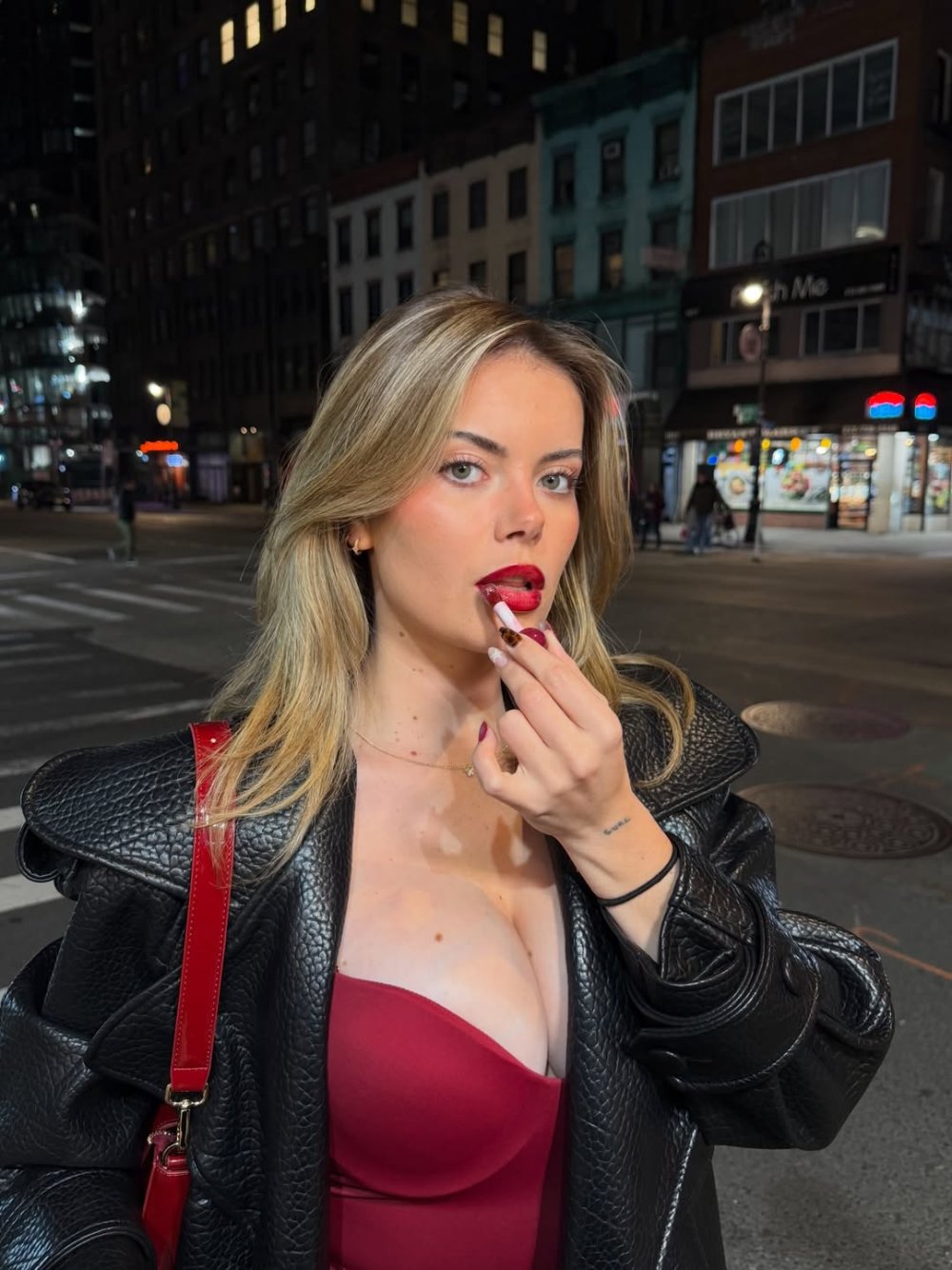 La tenue la plus sexy nini de mon dressing 🍎Ce soir cest girls night out pour notre dernière s...jpg