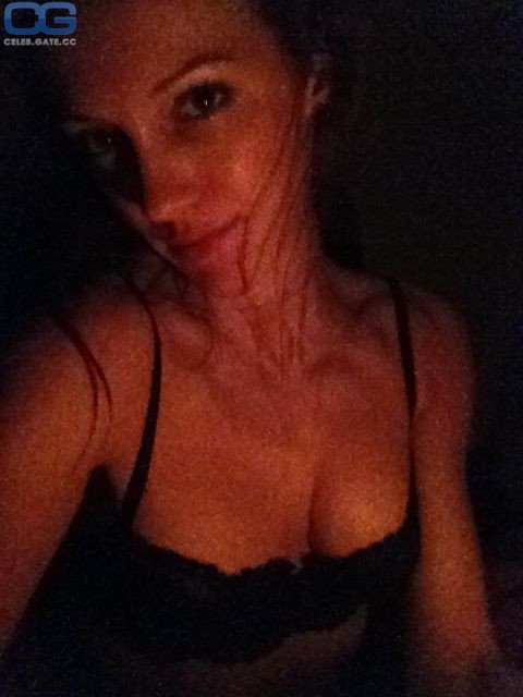 katie-cassidy-leaked-47336.jpeg