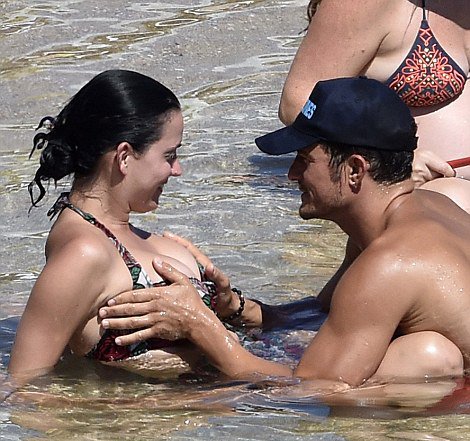 Orlando-Bloom-Touching-Katy-Perrys-boobs.jpeg