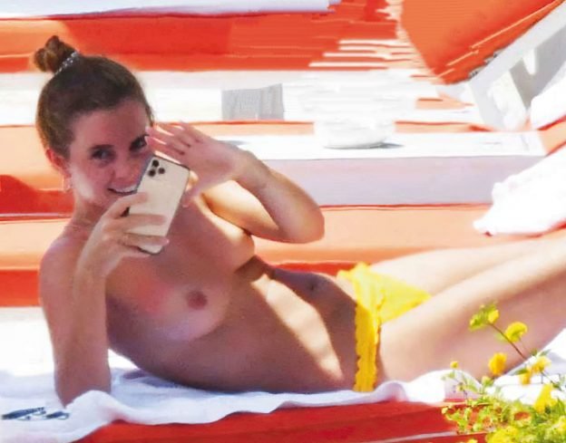 emma-watson-topless-plage-3.jpeg