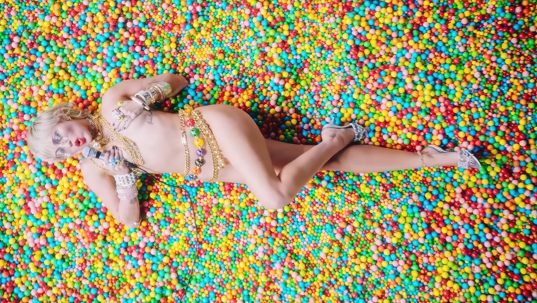 mileycyrus-midnight014.jpg