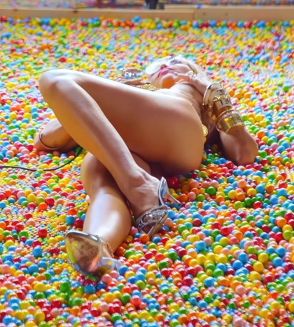 mileycyrus-midnight004.jpg