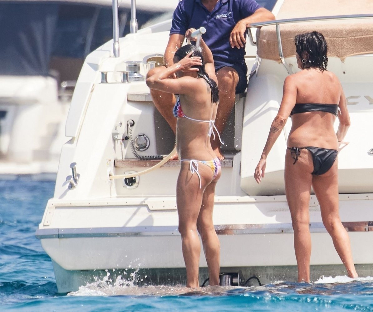 367674972_michellerodriguezbikinisttropez15.jpg