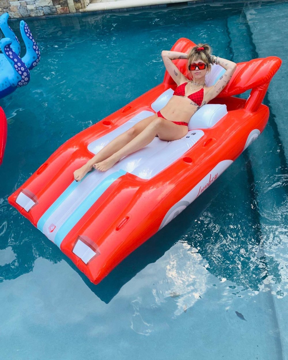 Miley-Cyrus-Feet-5252523.jpg