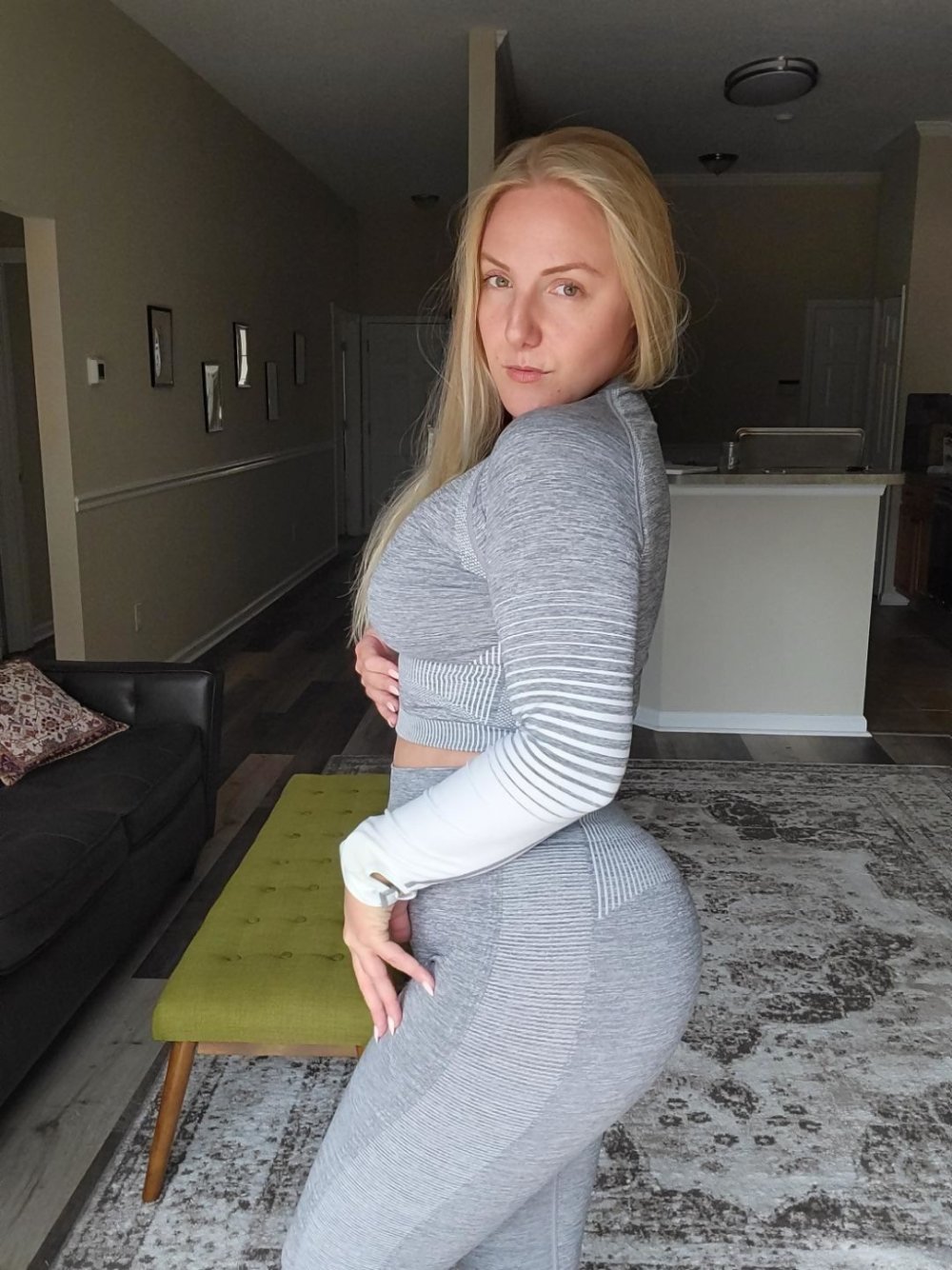 tight-clothes-up-early-EQi5mw.jpg