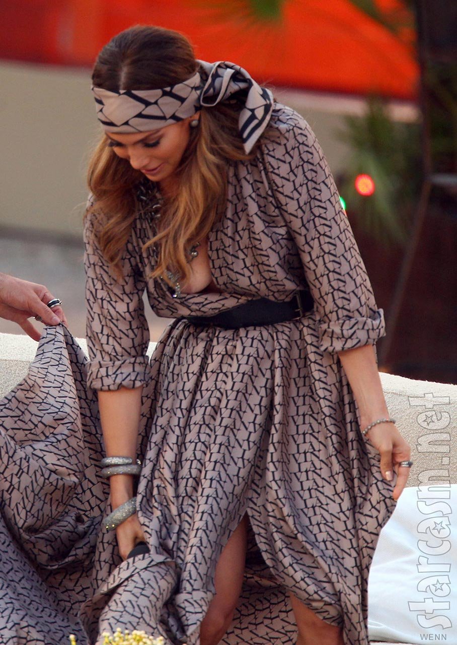 02-Jennifer-Lopez-nip-slip-oops.jpg