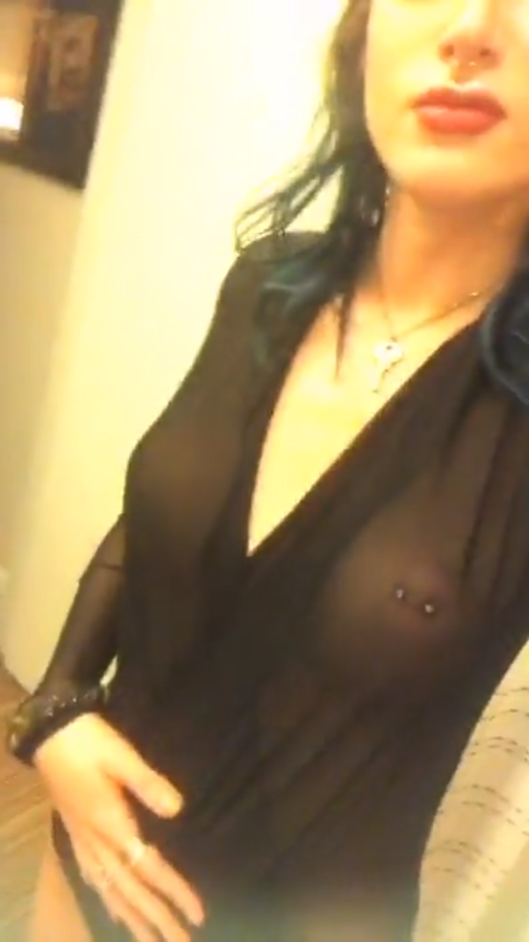 Bella-Thorne-Topless-2_479332.png