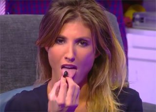 Caroline-Ithurbide-leche-un-bonbon-de-facon-ultra-sexy.jpg