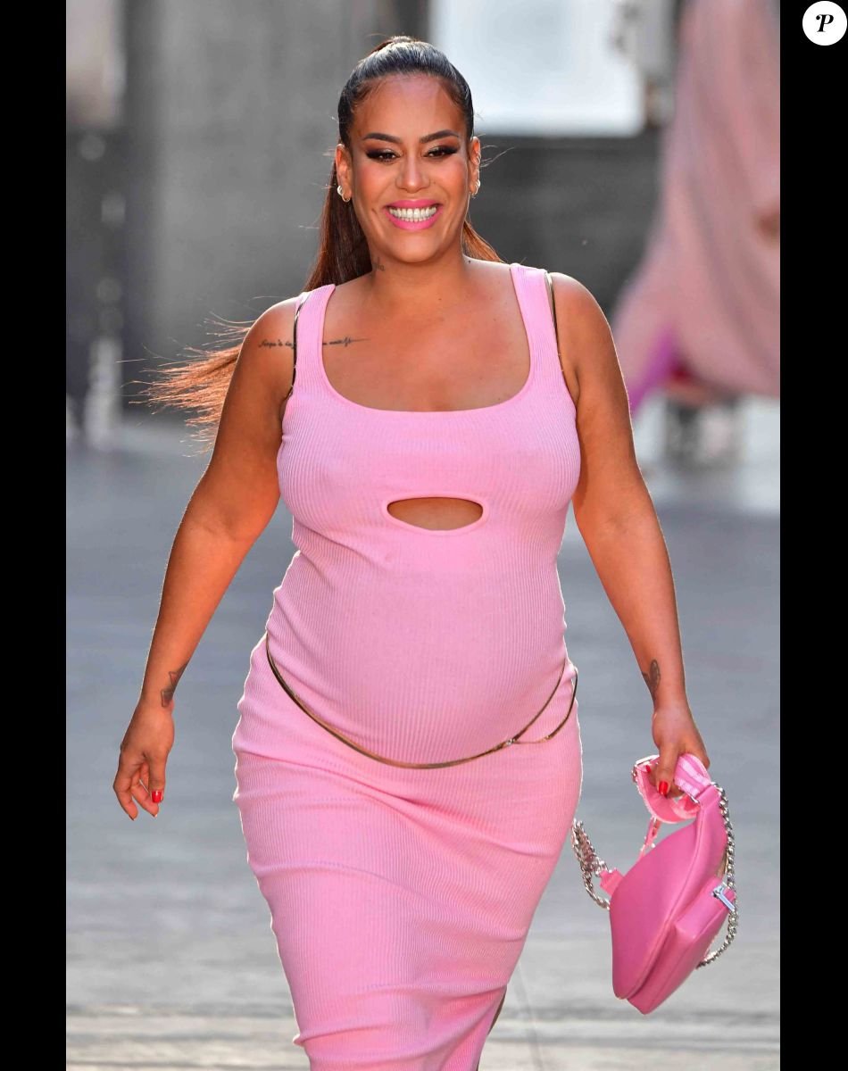 7238878-amel-bent-enceinte-defile-nicolas-le-vertical_diaporama-1.jpg