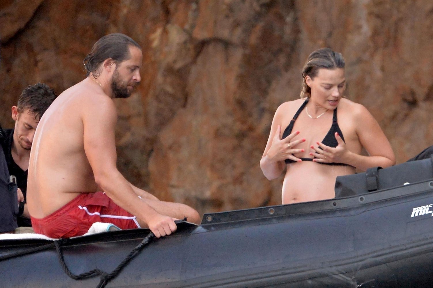 Margot_Robbie_in_black_bikini_on_vacation_in_Italy_08-30-2024_2__17_.jpg