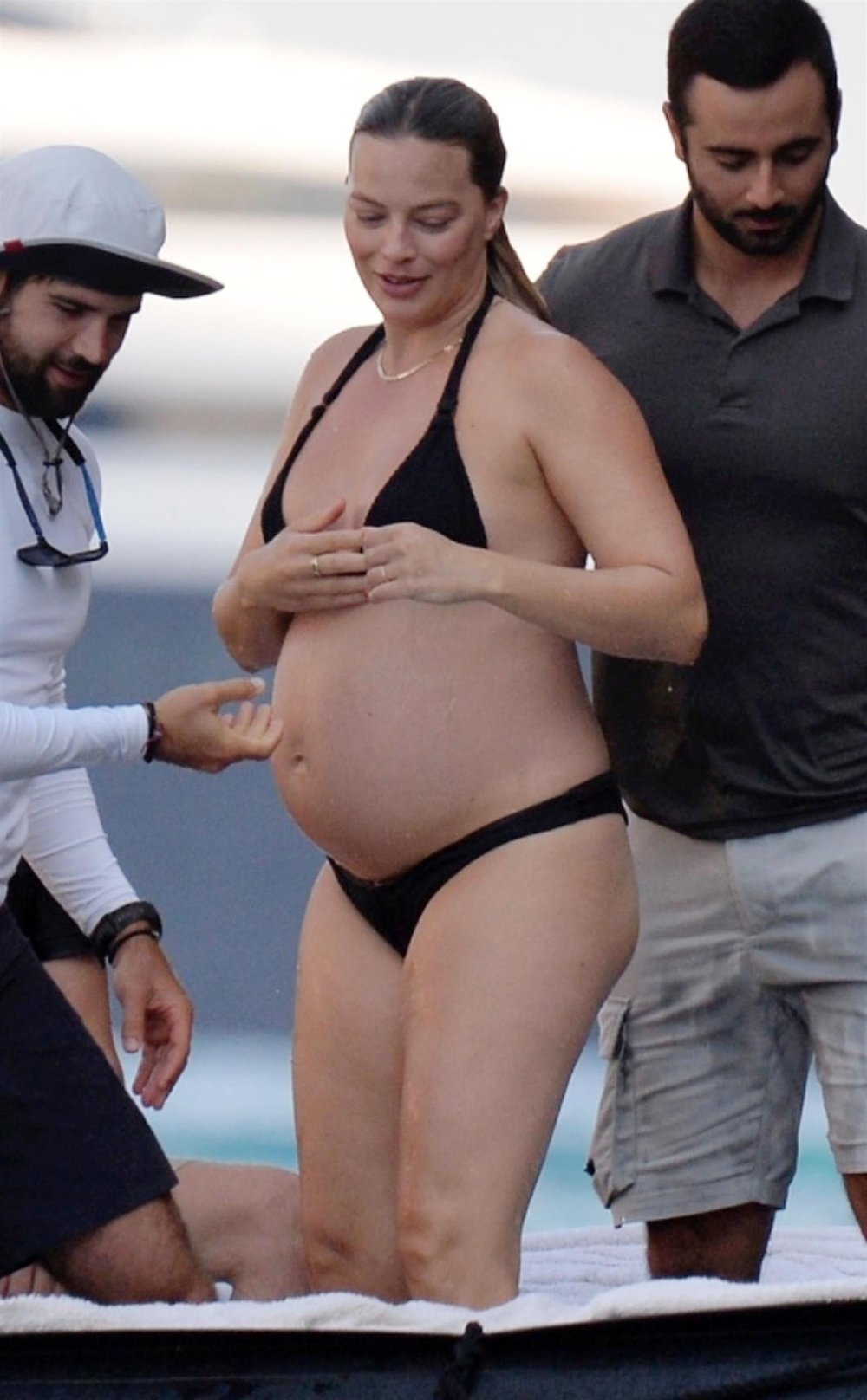 Margot_Robbie_in_black_bikini_on_vacation_in_Italy_08-30-2024_2__3_.jpg