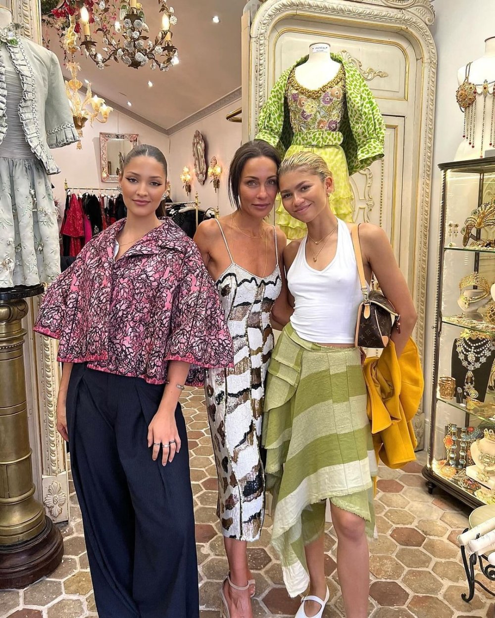 499144188_newly-released-photos-of-zendaya-in-a-vintage-store-in-paris-france-all-credits.jpg