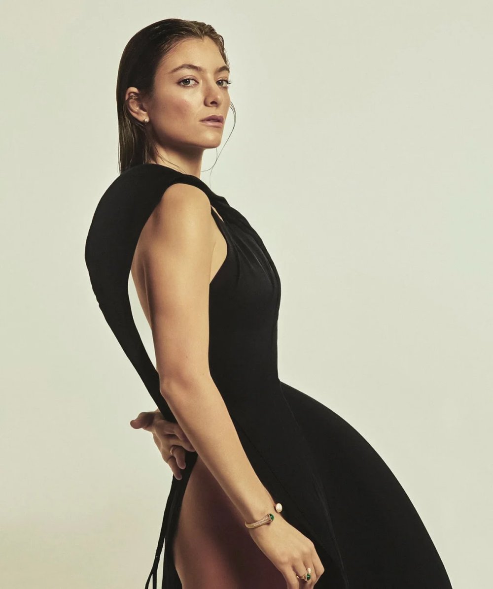Lorde_for_Vogue_Australia_March_2022__7_.jpg