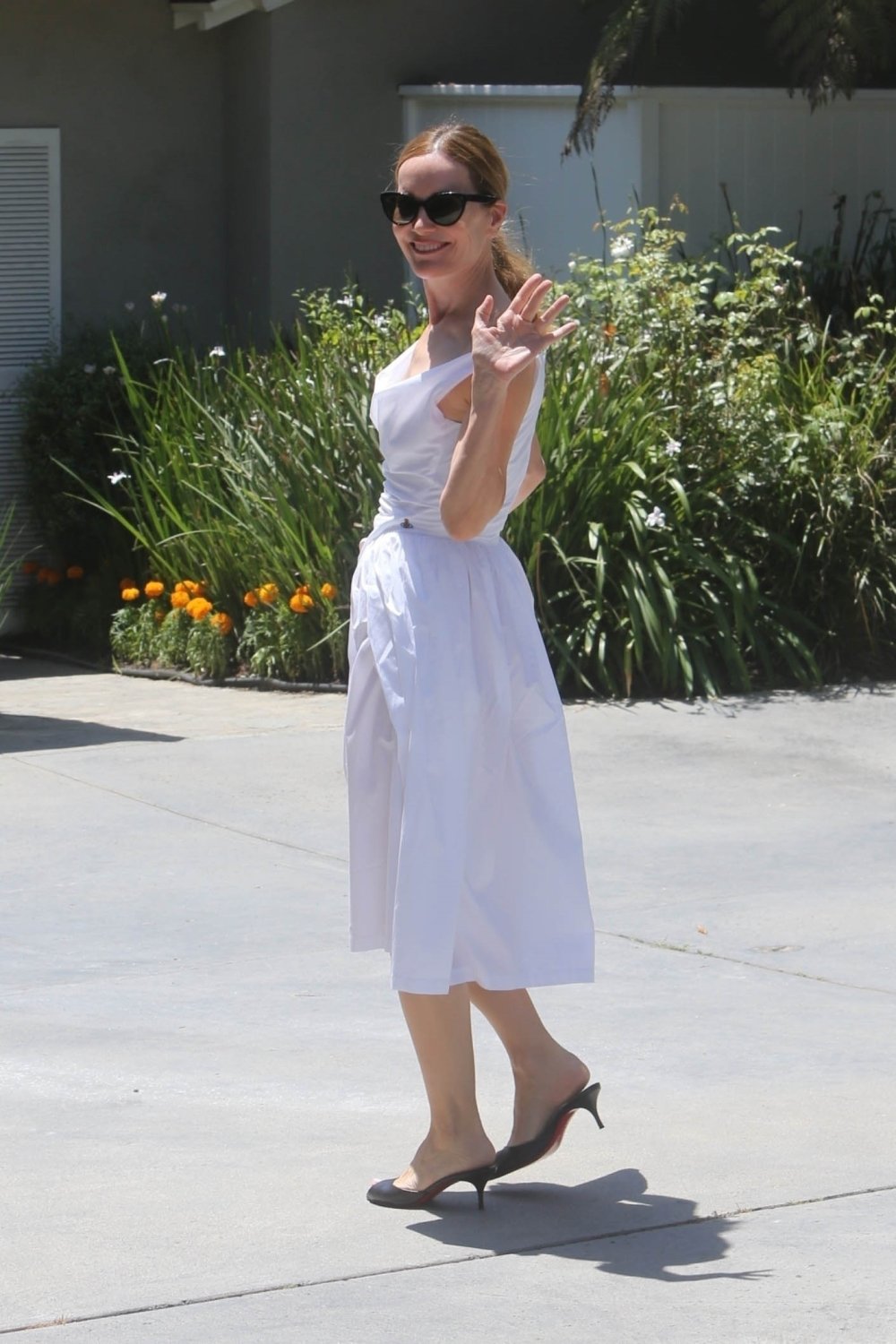 Leslie_Mann_attending_Jennifer_Klein_s_exclusive_Day_of_Indulgence_party_in_Brentwood_08-11-20...jpg