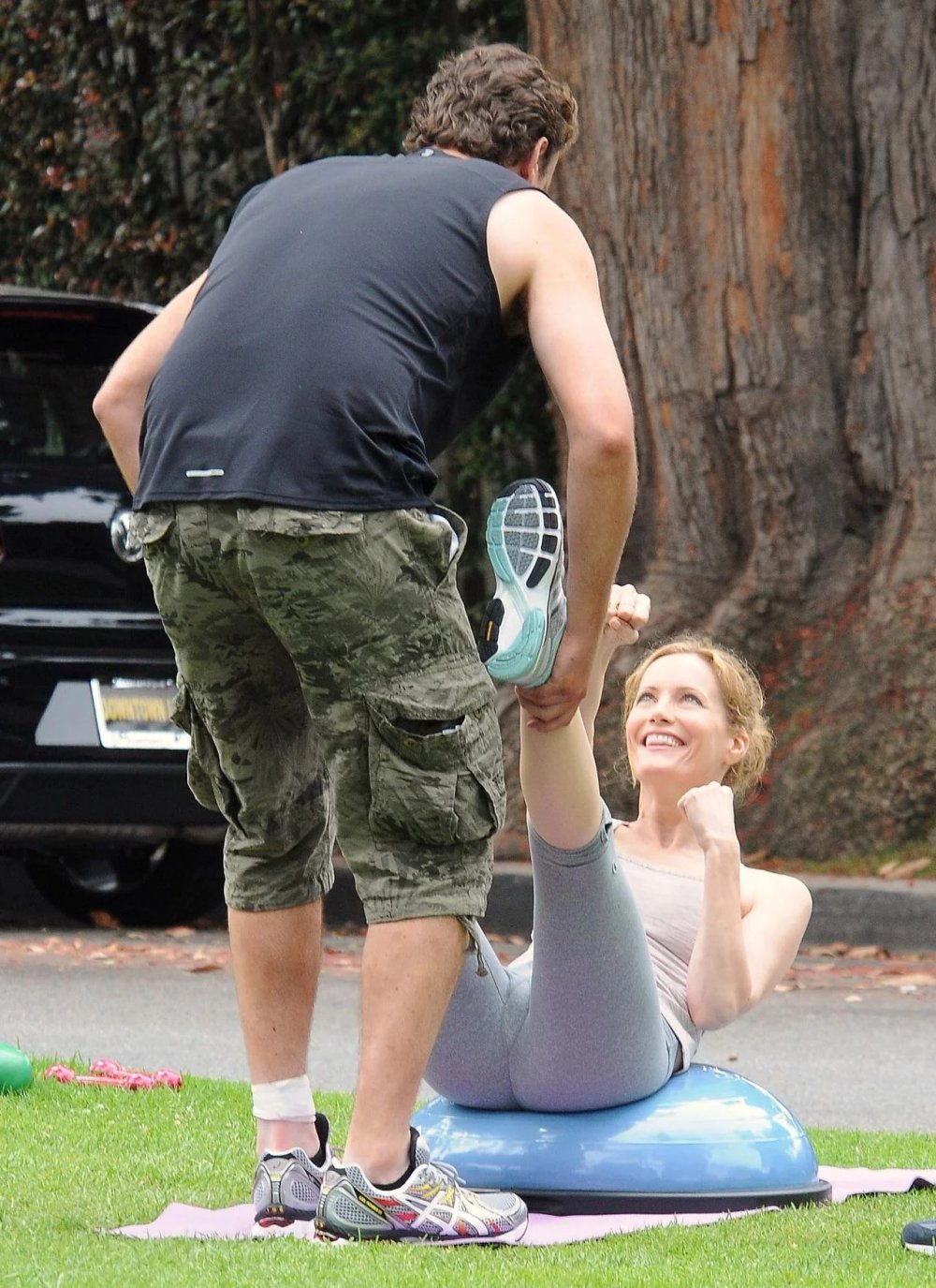 leslie-mann-52-v0-i4mnxq0nmgld1.jpg
