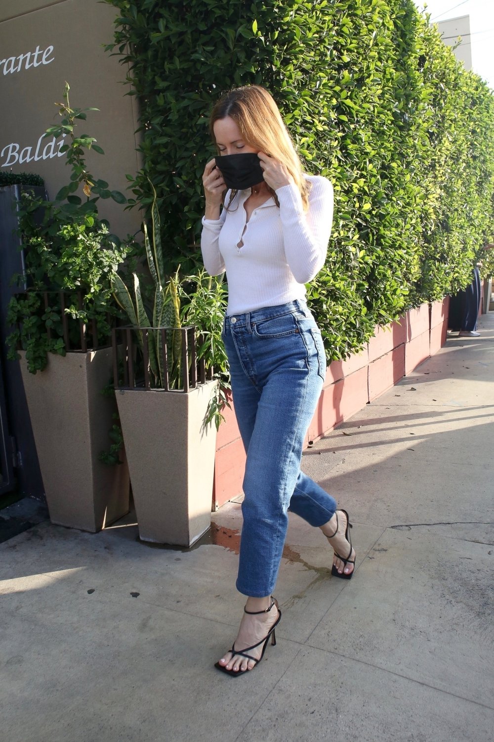 Leslie-Mann-Feet-5950543.jpg