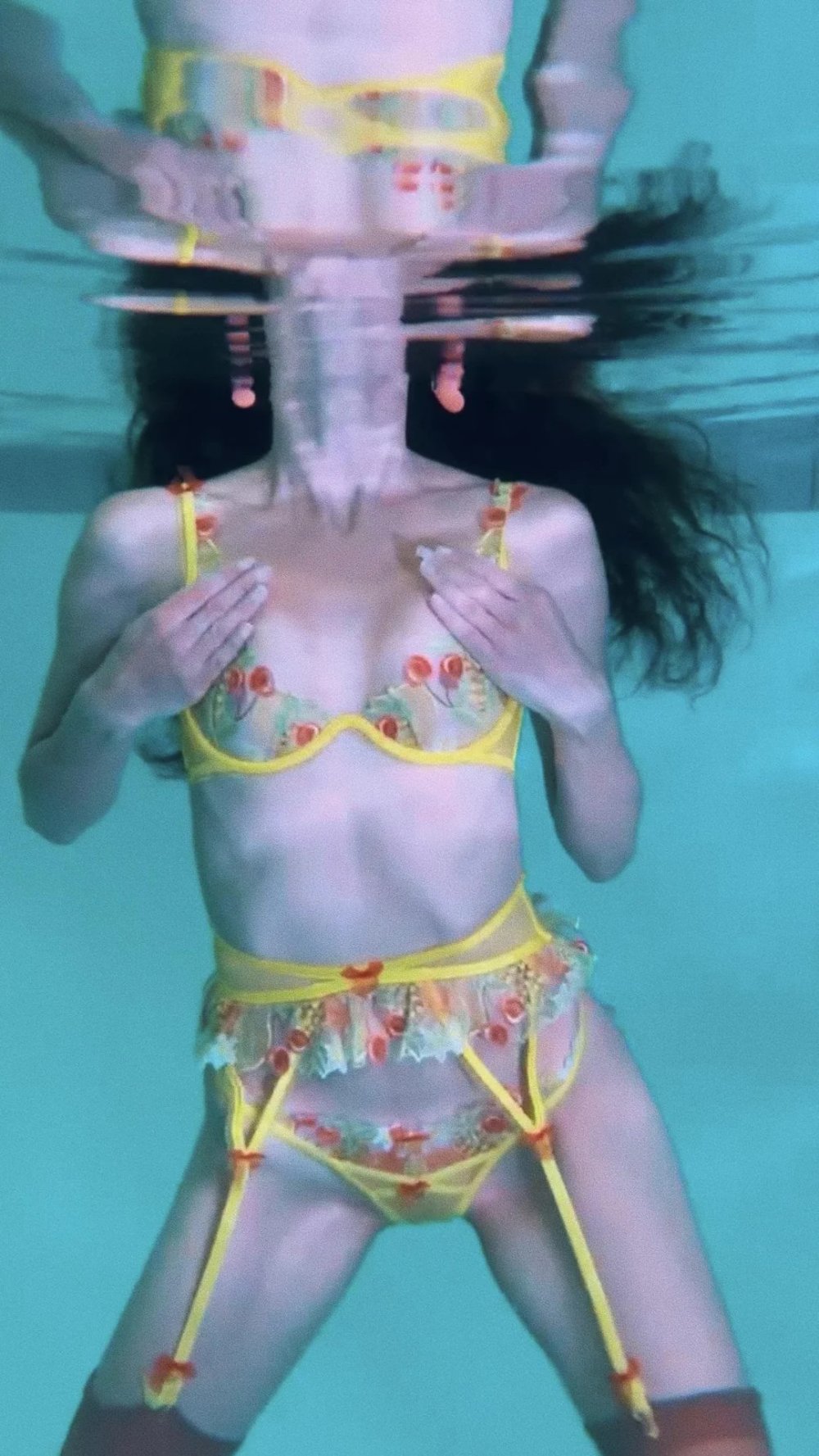 lingerie-underwater-v0-icb7jy3dvpsc1.jpg