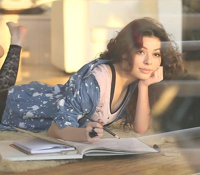 Miranda-Cosgrove-001_FULL.jpg