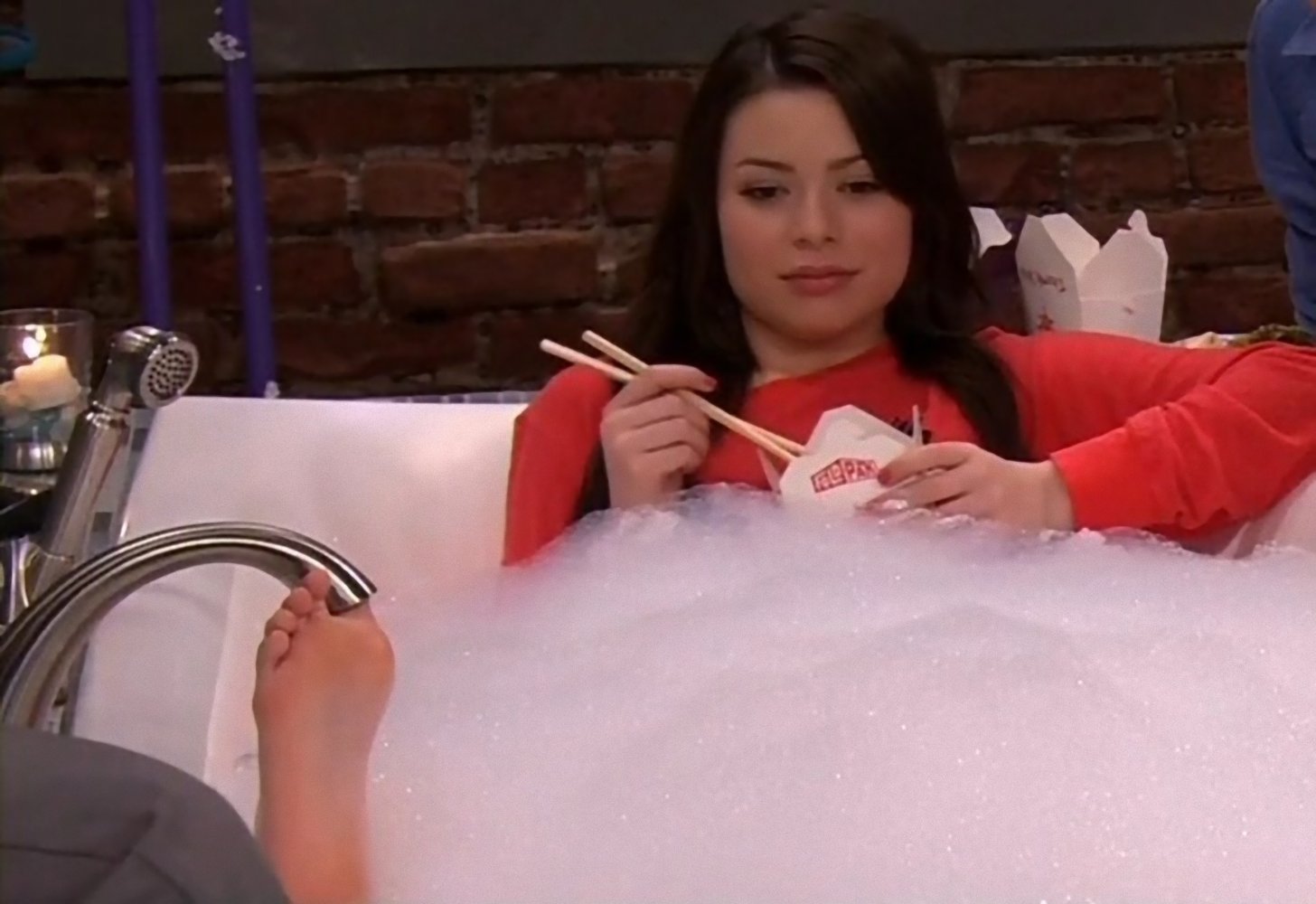 Miranda-Cosgrove-Feet-1406459.jpg