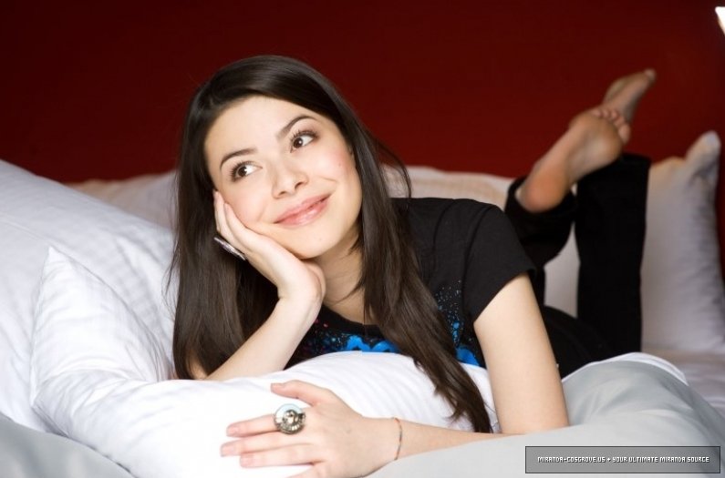 Miranda-Cosgrove-Feet-2279516.jpg