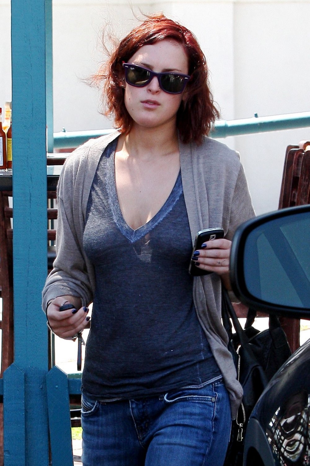 49471_celeb-city.org-The_Elder-Rumer_Willis_2009-04-09_-_Out_and_about_in_Bevely_Hills_673_122...jpg
