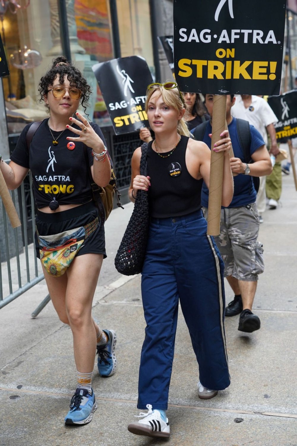 AnnaSophia_Robb_at_Sag-aftra_Strike_in_New_York_07_19_2023__5_.jpg