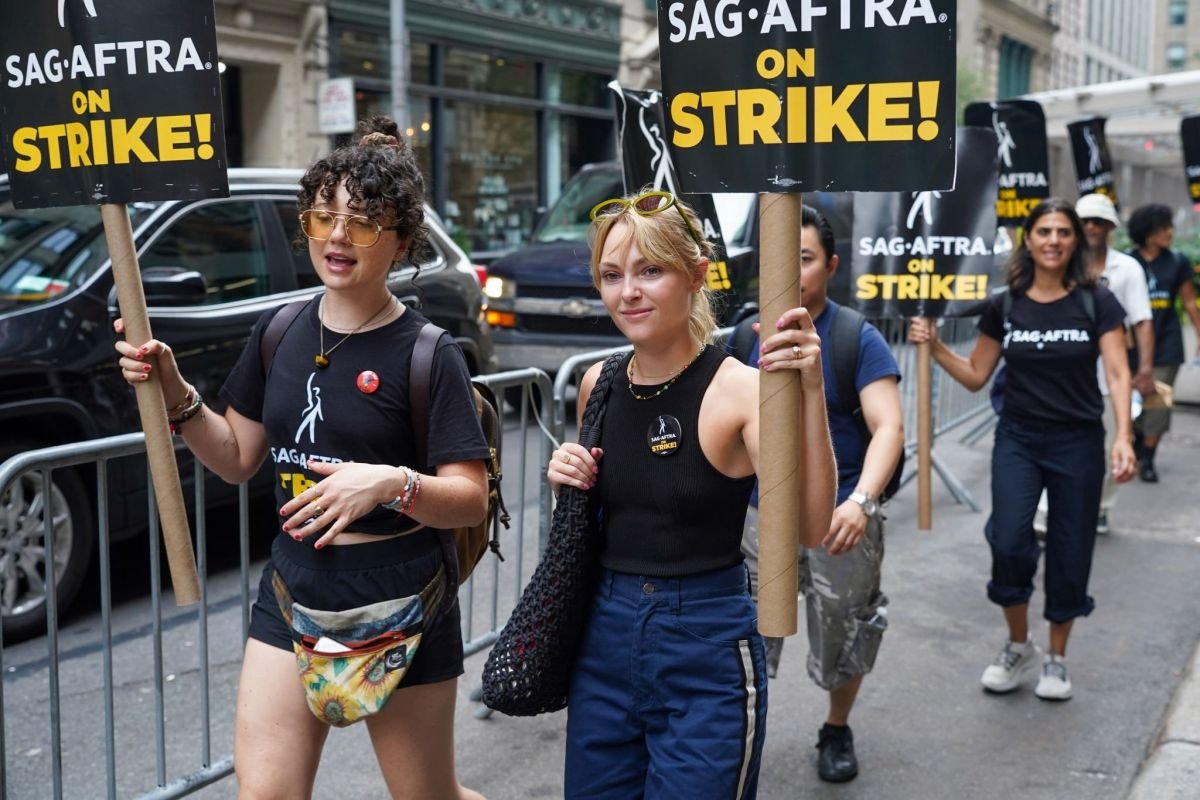 AnnaSophia_Robb_at_Sag-aftra_Strike_in_New_York_07_19_2023__6_.jpg