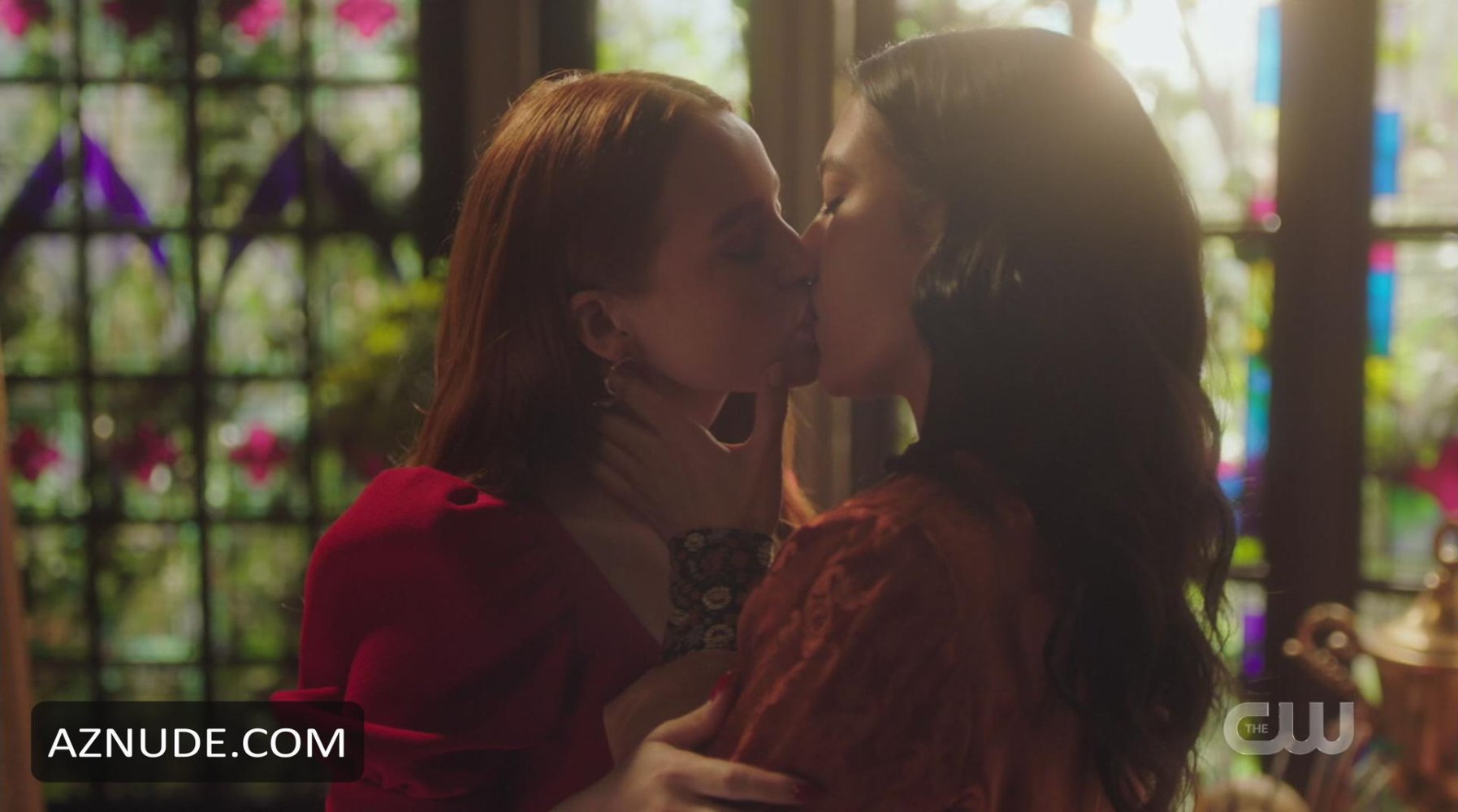 madelaine_petsch_4bb876.jpg