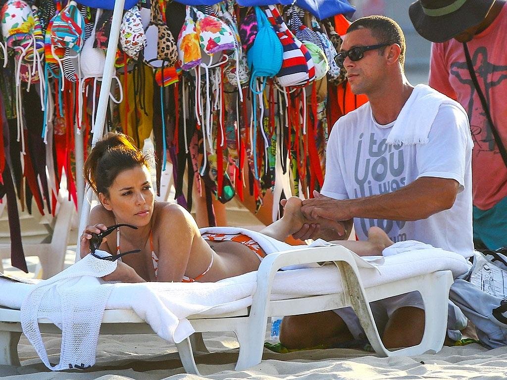eva-longoria-beach-1770287588.jpg