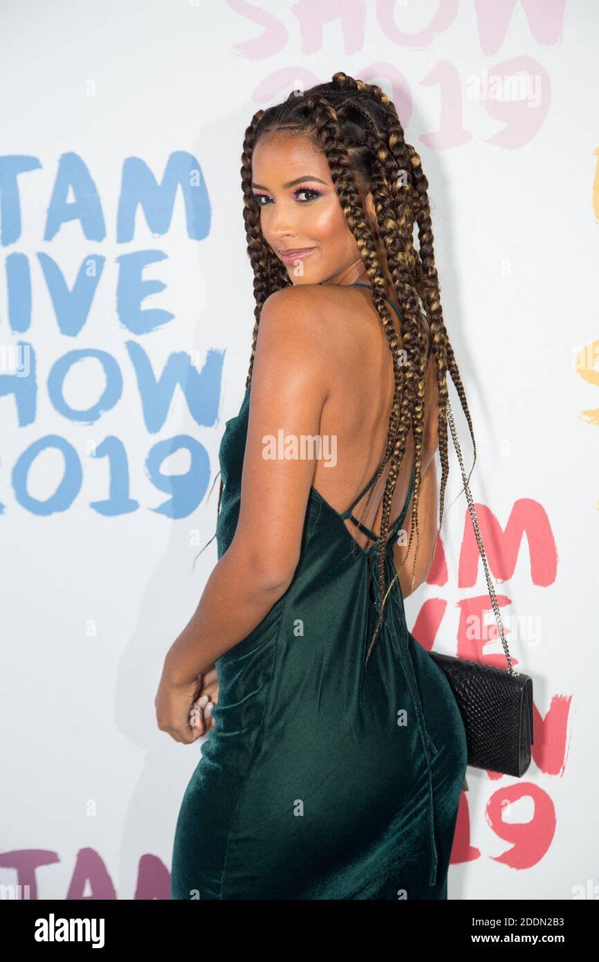 flora-coquerel-participe-au-salon-etam-live-2019-photocall-au-stade-roland-garros-lors-de-la-s...jpg