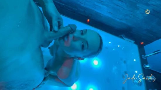 Jade_Santos_14_-_Jacuzzi_Sextape_je_le_suce_dans_la_balneo.mp4_snapshot_08.21.542.jpg