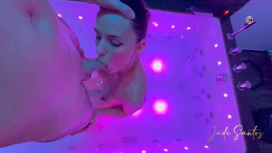 Jade_Santos_14_-_Jacuzzi_Sextape_je_le_suce_dans_la_balneo.mp4_snapshot_08.00.521.jpg