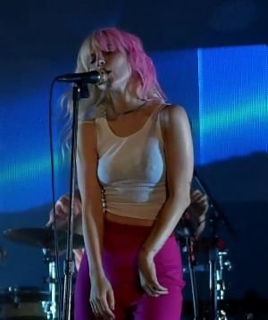 celebrity-hayley-williams-vNVzAJ.jpg