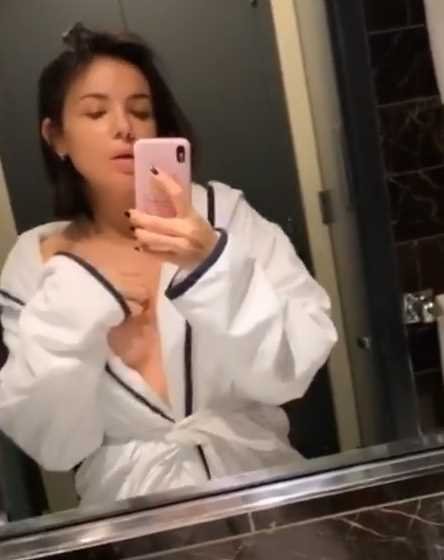 Agathe_Auproux_peignoir_braless_sexy_selfie_1.jpg