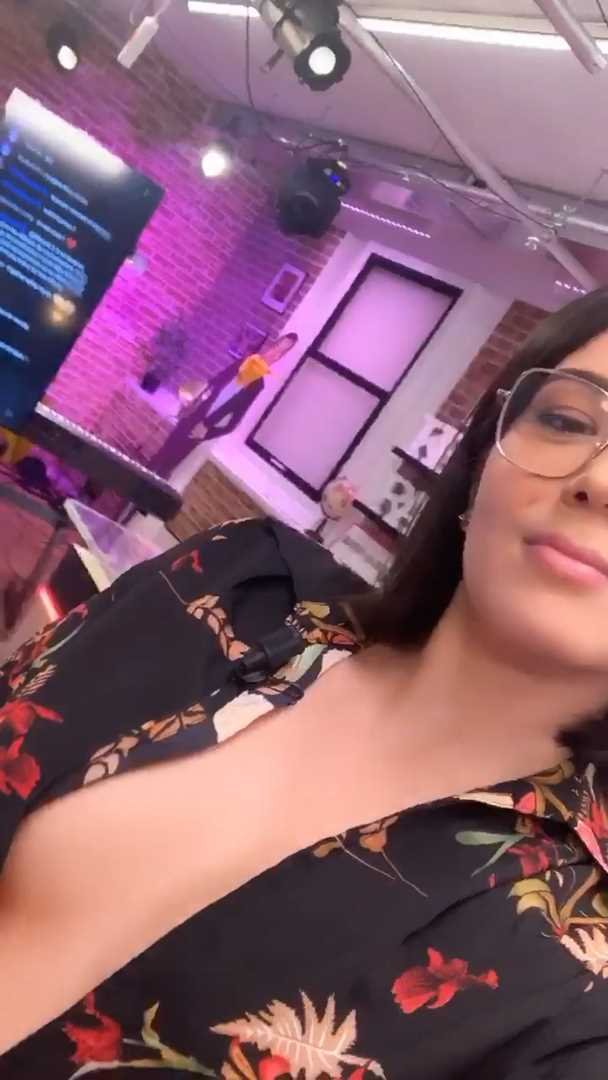Agathe_Auproux_story_instagram_2020_braless_2.jpg